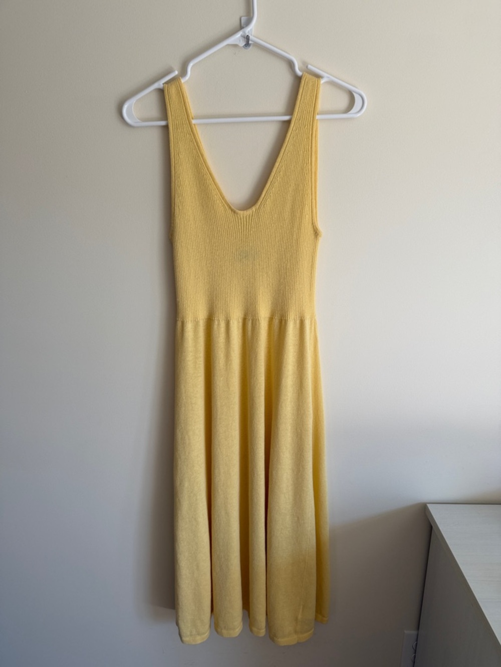 GAP Pale Yellow Knit V‑Neck Midi Dress
